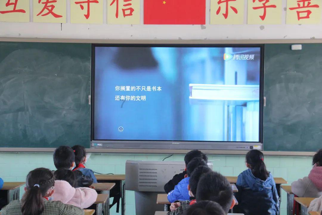 带小狗去露营,上一秒还开开心心,听见鞭炮声小狗脸瞬间挎起...